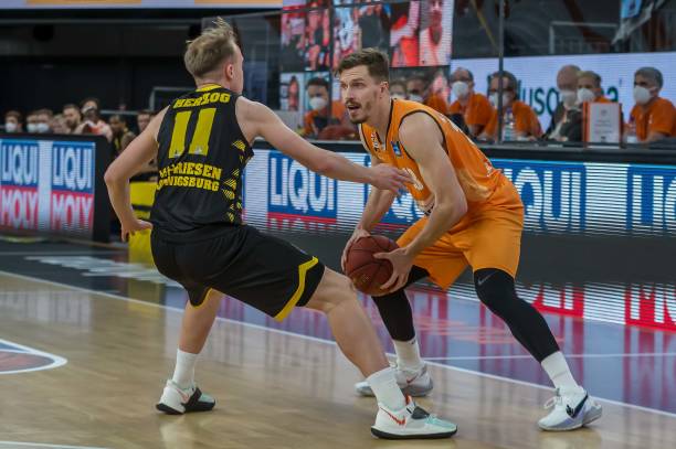 巴特：曼联涨票价就是饮鸩止渴；28年英超夺冠的目标并不现实.